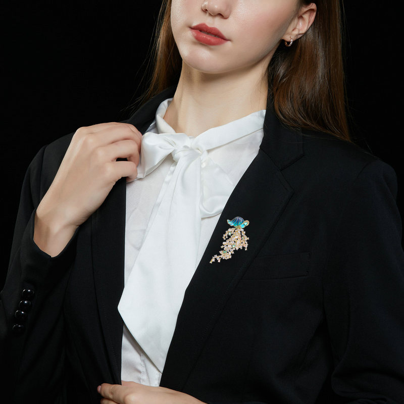 Broche méduse en zircon incrus - Luxury Lifestyle Fashion avis et prix