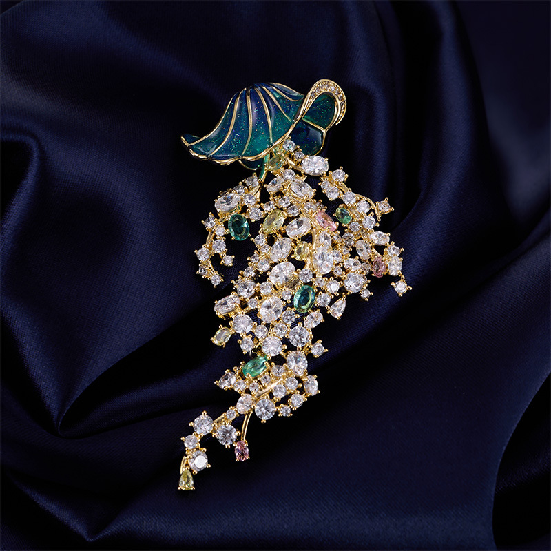 Broche méduse en zircon incrus - Luxury Lifestyle Fashion avis et prix